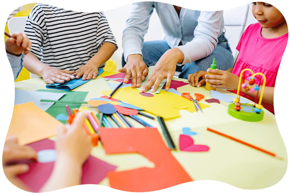 テーブルいっぱいの工作素材の写真