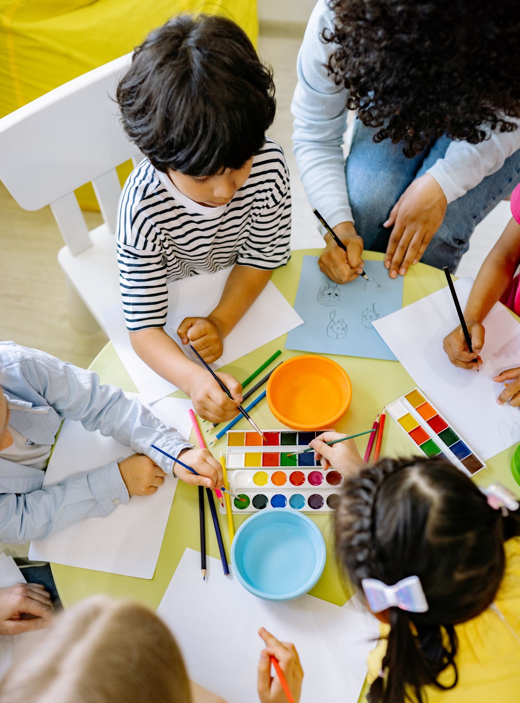 こどもたちが工作を楽しむ写真